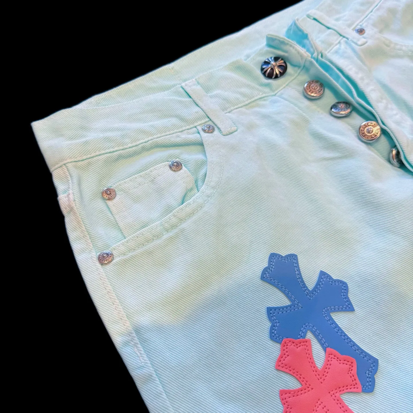 P260 Style number: D414 Chrome hearts CH grams new classic cross patch leather jeans Size: s-xl (28 30 32 34) Color: light green pink leather Size reference 28 pants length 100 waist circumference 72 30 pants length 101 waist circumference 76 32 pants length 103 waist circumference 80 34 pants length 104 waist circumference 84